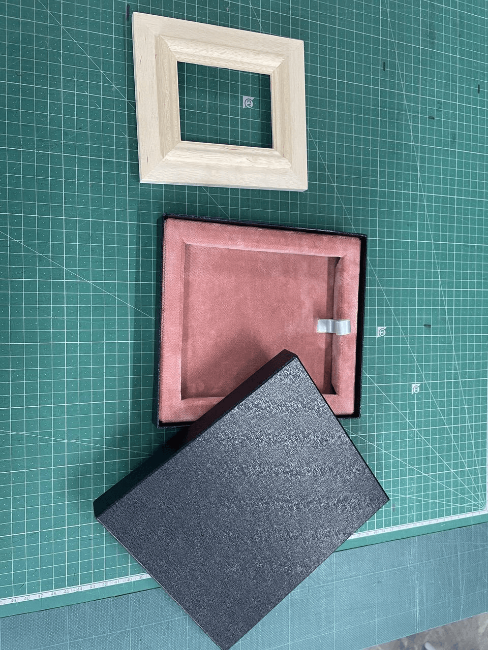プレゼントに最適！額縁型貼り箱-photo1